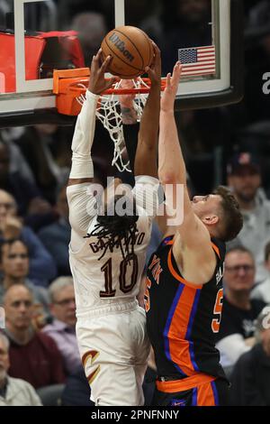 Cleveland, Usa. 18. April 2023. Cleveland Cavaliers Darius Garland (10) versucht, den Ball in der ersten Halbzeit über New York Knicks Isaiah Hartenstein (55) bei Rocket Mortgage Fieldhouse in Cleveland, Ohio, am Dienstag, den 18. April 2023 zu werfen. Foto: Aaron Josefczyk/UPI Credit: UPI/Alamy Live News Stockfoto