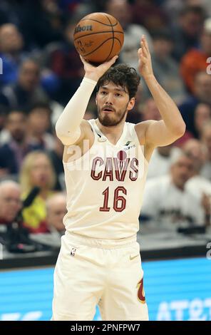 Cleveland, Usa. 18. April 2023. Cleveland Cavaliers Cedi Osman (16) schießt am Dienstag, den 18. April 2023, bei Rocket Mortgage Fieldhouse in Cleveland, Ohio, gegen die New York Knicks in der ersten Halbzeit drei. Foto: Aaron Josefczyk/UPI Credit: UPI/Alamy Live News Stockfoto