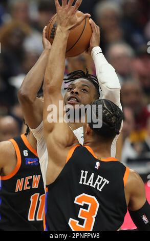 Cleveland, Usa. 18. April 2023. Cleveland Cavaliers Darius Garland (10) hat am Dienstag, den 18. April 2023, bei Rocket Mortgage Fieldhouse in Cleveland, Ohio, in der ersten Hälfte einen Schuss über New York Knicks Josh Hart (3) gegeben. Foto: Aaron Josefczyk/UPI Credit: UPI/Alamy Live News Stockfoto