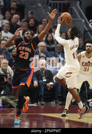 Cleveland, Usa. 18. April 2023. New York Knicks Julius Randle (23) versucht, den Schuss von Cleveland Cavaliers Darius Garland (10) in der ersten Hälfte bei Rocket Mortgage Fieldhouse in Cleveland, Ohio, am Dienstag, den 18. April 2023 zu blockieren. Foto: Aaron Josefczyk/UPI Credit: UPI/Alamy Live News Stockfoto