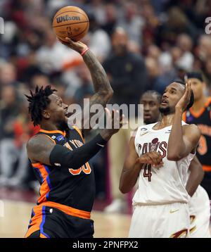 Cleveland, Usa. 18. April 2023. New York Knicks Julius Randle (30) schießt am Dienstag, den 18. April 2023, auf dem Rocket Mortgage Fieldhouse in Cleveland, Ohio, über Cleveland Cavaliers Evan Mobley (4). Foto: Aaron Josefczyk/UPI Credit: UPI/Alamy Live News Stockfoto