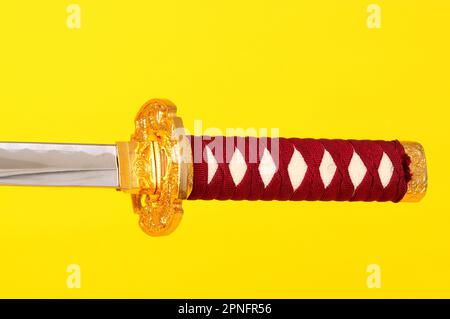 Samurai-Schwert, Katana, Wakizashi und Tanto, isoliert auf gelbem Hintergrund Stockfoto