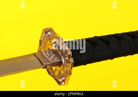 Samurai-Schwert, Katana, Wakizashi und Tanto, isoliert auf gelbem Hintergrund Stockfoto