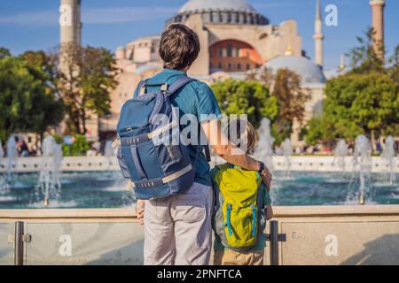 Vater und Sohn Touristen genießen einen wunderschönen Blick auf die Hagia Sophia Kathedrale, die berühmte moschee des islamischen Wahrzeichens, Reisen Sie nach Istanbul, Türkei. Reisen mit Stockfoto