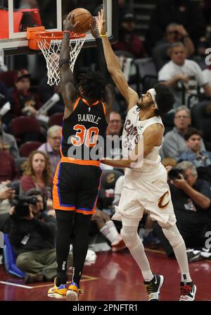 Cleveland, Usa. 18. April 2023. New York Knicks Julius Randle (30) wird am Dienstag, den 18. April 2023, von Cleveland Cavaliers Jarrett Allen (31) in der zweiten Halbzeit bei Rocket Mortgage Fieldhouse in Cleveland, Ohio, vergewaltigt. Foto: Aaron Josefczyk/UPI Credit: UPI/Alamy Live News Stockfoto