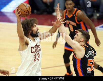 Cleveland, Usa. 18. April 2023. Cleveland Cavaliers Robin Lopez (33) schießt über New York Knicks Isaiah Hartenstein (55) in der zweiten Halbzeit bei Rocket Mortgage Fieldhouse in Cleveland, Ohio, am Dienstag, den 18. April 2023. Foto: Aaron Josefczyk/UPI Credit: UPI/Alamy Live News Stockfoto