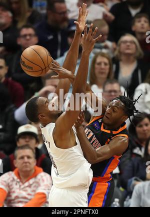 Cleveland, Usa. 18. April 2023. New York Knicks Immanuel quickley (5) geht am Dienstag, den 18. April 2023, bei Rocket Mortgage Fieldhouse in Cleveland, Ohio, durch die Arme von Cleveland Cavaliers Evan Mobley (4) in der zweiten Hälfte. Foto: Aaron Josefczyk/UPI Credit: UPI/Alamy Live News Stockfoto