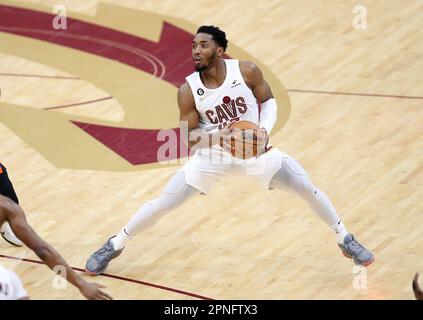 Cleveland, Usa. 18. April 2023. Cleveland Cavaliers Donvan Mitchell (45) tritt am Dienstag, den 18. April 2023, zurück, um in der zweiten Halbzeit beim Rocket Mortgage Fieldhouse in Cleveland, Ohio, einen drei-Punkte-Schuss gegen die New York Knicks zu erhalten. Foto: Aaron Josefczyk/UPI Credit: UPI/Alamy Live News Stockfoto