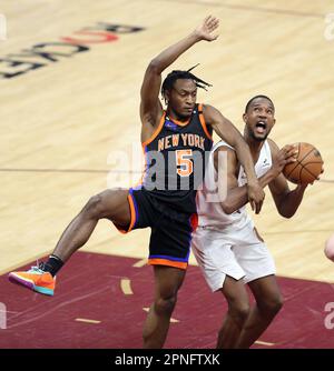 Cleveland, Usa. 18. April 2023. Cleveland Cavaliers Evan Mobley (4) wird von New York KnicksImmanuel quickley (5) in der zweiten Halbzeit bei Rocket Mortgage Fieldhouse in Cleveland, Ohio, am Dienstag, den 18. April 2023 vereitelt. Foto: Aaron Josefczyk/UPI Credit: UPI/Alamy Live News Stockfoto