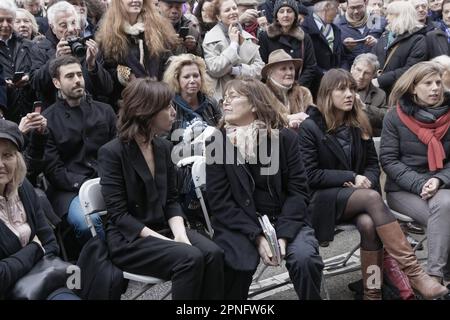 Paris, Frankreich. 10. März 2016. Charlotte Gainsbourg spricht zu Jane Birkin auf der Gedenkfeier zu Ehren von Serge Gainsbourg Stockfoto