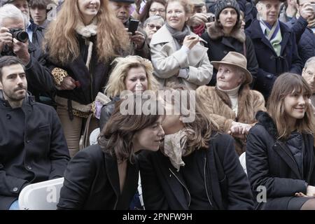 Paris, Frankreich, 10. März, 2016. Charlotte Gainsbourg spricht zu Jane Birkin bei der Zeremonie der Gedenktafel zu Ehren von Serge Gainsbourg Stockfoto