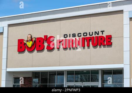 Harrisburg, Usa. 18. April 2023. Das Bob's Discount Möbellogo ist über dem Eingang des Ladens im Paxton Towne Center in der Nähe von Harrisburg zu sehen. Kredit: SOPA Images Limited/Alamy Live News Stockfoto