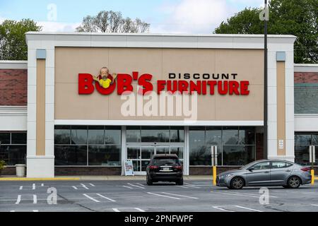 Harrisburg, Usa. 18. April 2023. Das Bob's Discount Möbellogo ist über dem Eingang des Ladens im Paxton Towne Center in der Nähe von Harrisburg zu sehen. Kredit: SOPA Images Limited/Alamy Live News Stockfoto