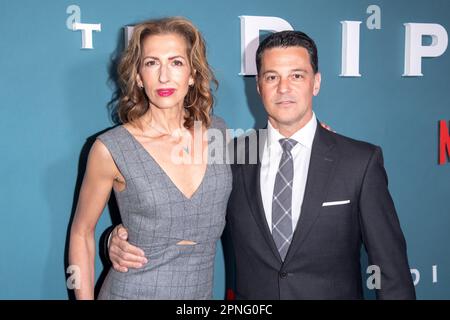 New York, Usa. 18. April 2023. NEW YORK, NEW YORK - 18. APRIL: Alysia Reiner und David Alan Basche nehmen am 18. April 2023 in New York City an der New Yorker Premiere „The Diplomat“ von Netflix im Park Lane Hotel Teil. Kredit: Ron Adar/Alamy Live News Stockfoto