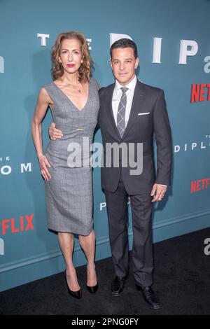 New York, Usa. 18. April 2023. NEW YORK, NEW YORK - 18. APRIL: Alysia Reiner und David Alan Basche nehmen am 18. April 2023 in New York City an der New Yorker Premiere „The Diplomat“ von Netflix im Park Lane Hotel Teil. Kredit: Ron Adar/Alamy Live News Stockfoto