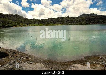 Landschaft des Lake Linow, einem vulkanischen See in Lahendong, South Tomohon, Tomohon, Indonesien. Stockfoto