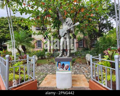 Kingston, Jamaika. 25. März 2023. Auf dem Gelände des Bob Marley Museums befindet sich eine Statue des legendären Reggae-Musikers. Hinter der Statue befindet sich Marleys Haus, das in ein Museum umgewandelt wurde. (Zu dpa-Korr 'Catch a Fire': Als Reggae vor 50 Jahren in die Welt ging') Kredit: Nick Kaiser/dpa/Alamy Live News Stockfoto