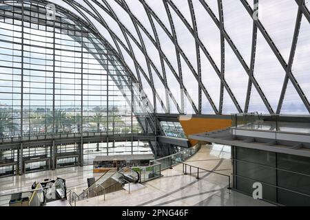 ANAHEIM, KALIFORNIEN - 18. April 2023: Im Inneren des Anaheim Regional Transportation Intermodal Center, ARTIC. Stockfoto