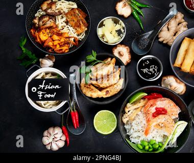 Verschiedene asiatische Gerichte auf schwarzem Hintergrund, Draufsicht. Asiatisches Speisenkonzept. Stockfoto