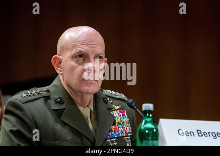 Washington, Usa. 18. April 2023. General David H. Berger, USMC, Befehlshaber des Marine Corps. Erscheint vor einer Anhörung des Senatsausschusses für bewaffnete Dienste, um die Haltung des Marineministeriums zu prüfen, in Überprüfung des Antrags auf Genehmigung der Verteidigung für das Geschäftsjahr 2024 und des Verteidigungsprogramms für die kommenden Jahre im Dirksen Senatsbürogebäude in Washington, DC, USA, Dienstag, 18. April, 2023. Foto: Rod Lamkey/CNP/ABACAPRESS.COM Kredit: Abaca Press/Alamy Live News Stockfoto
