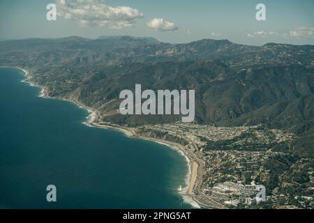 Der Leo Carrillo State Park und der Pacific Coast Highway in Malibu, Kalifornien, aus der Vogelperspektive. Hochwertiges Foto Stockfoto