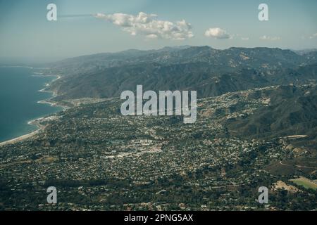 Der Leo Carrillo State Park und der Pacific Coast Highway in Malibu, Kalifornien, aus der Vogelperspektive. Hochwertiges Foto Stockfoto