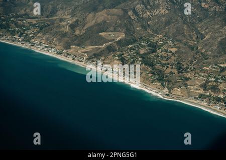 Der Leo Carrillo State Park und der Pacific Coast Highway in Malibu, Kalifornien, aus der Vogelperspektive. Hochwertiges Foto Stockfoto