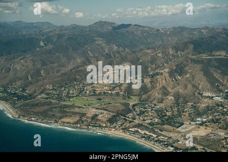 Der Leo Carrillo State Park und der Pacific Coast Highway in Malibu, Kalifornien, aus der Vogelperspektive. Hochwertiges Foto Stockfoto