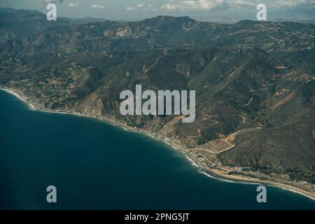 Der Leo Carrillo State Park und der Pacific Coast Highway in Malibu, Kalifornien, aus der Vogelperspektive. Hochwertiges Foto Stockfoto