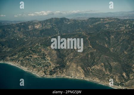 Der Leo Carrillo State Park und der Pacific Coast Highway in Malibu, Kalifornien, aus der Vogelperspektive. Hochwertiges Foto Stockfoto