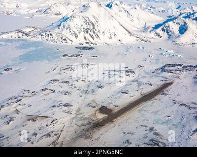 Luftaufnahme, Winterlandschaft, Blick von oben auf die Landebahn von Kulusuk, Ostgrönland, Grönland Stockfoto