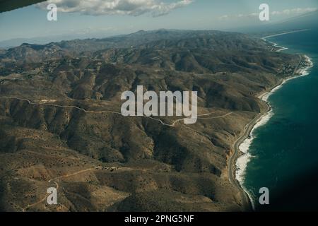 Der Leo Carrillo State Park und der Pacific Coast Highway in Malibu, Kalifornien, aus der Vogelperspektive. Hochwertiges Foto Stockfoto