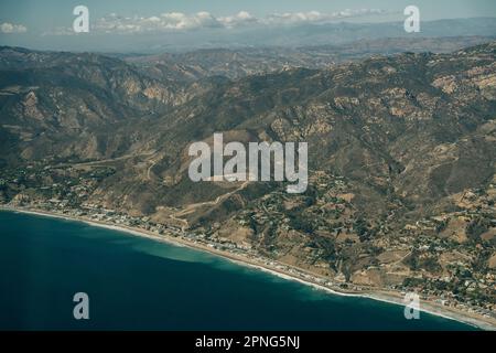 Der Leo Carrillo State Park und der Pacific Coast Highway in Malibu, Kalifornien, aus der Vogelperspektive. Hochwertiges Foto Stockfoto