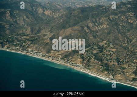 Der Leo Carrillo State Park und der Pacific Coast Highway in Malibu, Kalifornien, aus der Vogelperspektive. Hochwertiges Foto Stockfoto