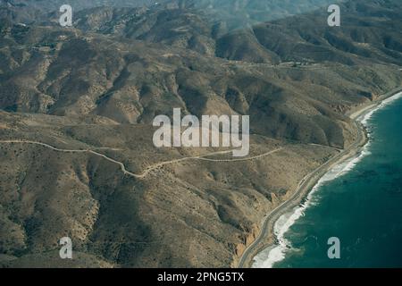 Der Leo Carrillo State Park und der Pacific Coast Highway in Malibu, Kalifornien, aus der Vogelperspektive. Hochwertiges Foto Stockfoto