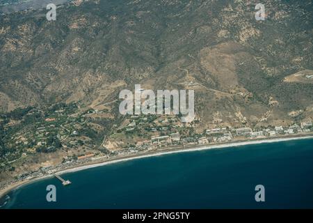 Der Leo Carrillo State Park und der Pacific Coast Highway in Malibu, Kalifornien, aus der Vogelperspektive. Hochwertiges Foto Stockfoto