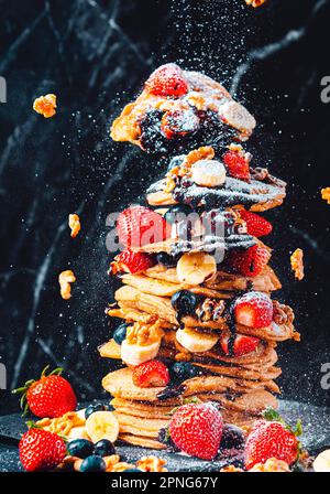 Pfannkuchen mit Erdbeeren, Bananen, Nüssen, Blaubeeren, Schokolade, Lebensmittelfotografie Stockfoto