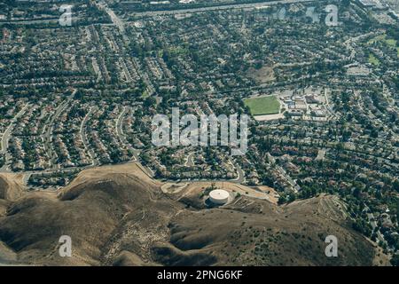 Aerial of Suburban Cull-de-sacs in der Stevenson Ranch Gemeinde von Los Angeles County Kalifornien. Hochwertiges Foto Stockfoto