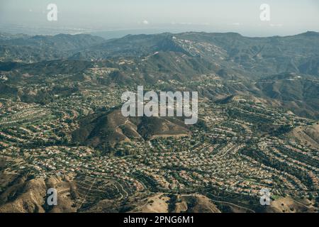 Aerial of Suburban Cull-de-sacs in der Stevenson Ranch Gemeinde von Los Angeles County Kalifornien. Hochwertiges Foto Stockfoto