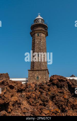 Wunderschöner Leuchtturm von Orchilla mit Vulkansteinen an der Südwestküste von El Hierro. Kanarische Inseln Stockfoto