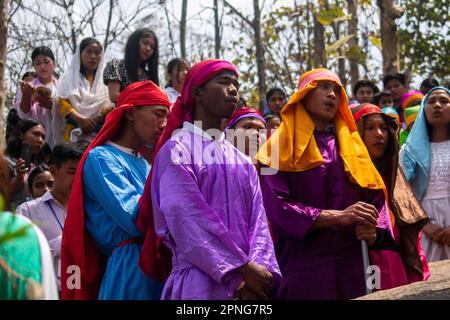 Christliche Anhänger während der Karfreitagsprozession, um die Kreuzigung von Jesus Christus am 7. April 2023 in Guwahati, Assam, Indien, nachzustellen Stockfoto