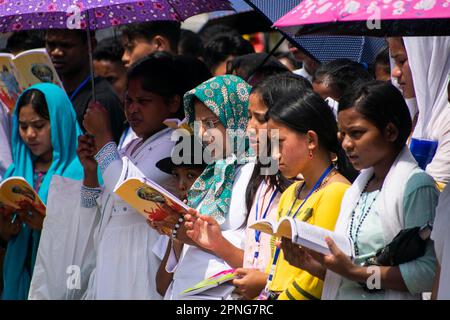 GUWAHATI, INDIEN, APRIL 7: Christliche Anhänger nehmen am 7. April 2023 an einer Karfreitagsprozession in Guwahati, Indien, Teil Stockfoto