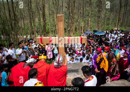 GUWAHATI, INDIEN, 7. APRIL: Indischer Christ während der jährlichen Karfreitagsprozession, um die Kreuzigung von Jesus Christus am 7. April 2023 nachzuvollziehen Stockfoto