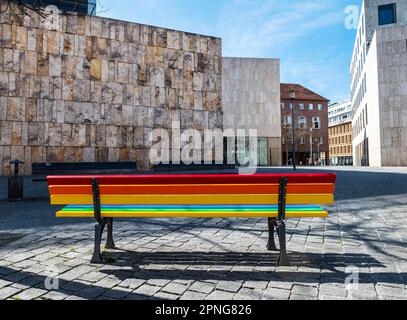 Farbenfrohe Bank vor der Ohel-Jakob-Synagoge am Jakobsplatz München, Oberbayern Stockfoto