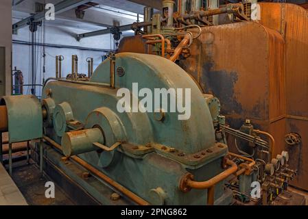 Generator in einer früheren Papierfabrik, Lost Place, Baden-Württemberg, Deutschland Stockfoto