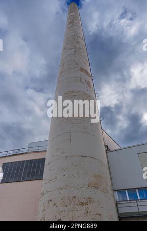 Kamin des Kraft-Wärme-Kopplungswerks einer ehemaligen Papierfabrik, Lost Place, Baden-Württemberg, Deutschland Stockfoto