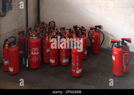 Weggeworfene Feuerlöscher in einer ehemaligen Papierfabrik, Lost Place, Baden-Württemberg, Deutschland Stockfoto