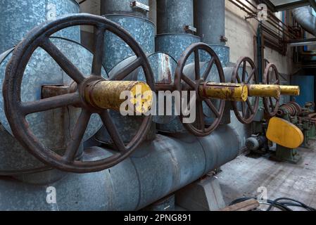 Große Dampfregler einer ehemaligen Papierfabrik, Lost Place, Baden-Württemberg, Deutschland Stockfoto