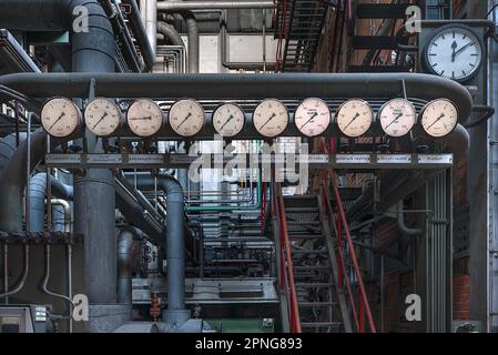 Manometer im Kraftwerk mit Kesselwerk einer ehemaligen Papierfabrik, Lost Place, Baden-Württemberg, Deutschland Stockfoto