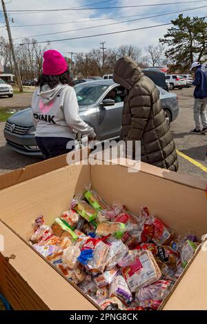 Inkster, Michigan, USA, 6. April 2023, Freiwillige der Womack Temple Church verteilten 500 Schinken zu Ostern und andere Lebensmittel an Bedürftige, einige davon Stockfoto